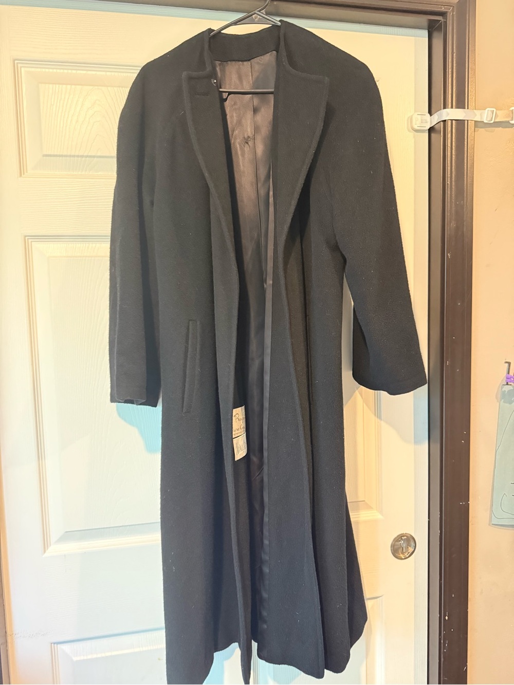 Neiman Marcus 100% cashmere black coat size 6
